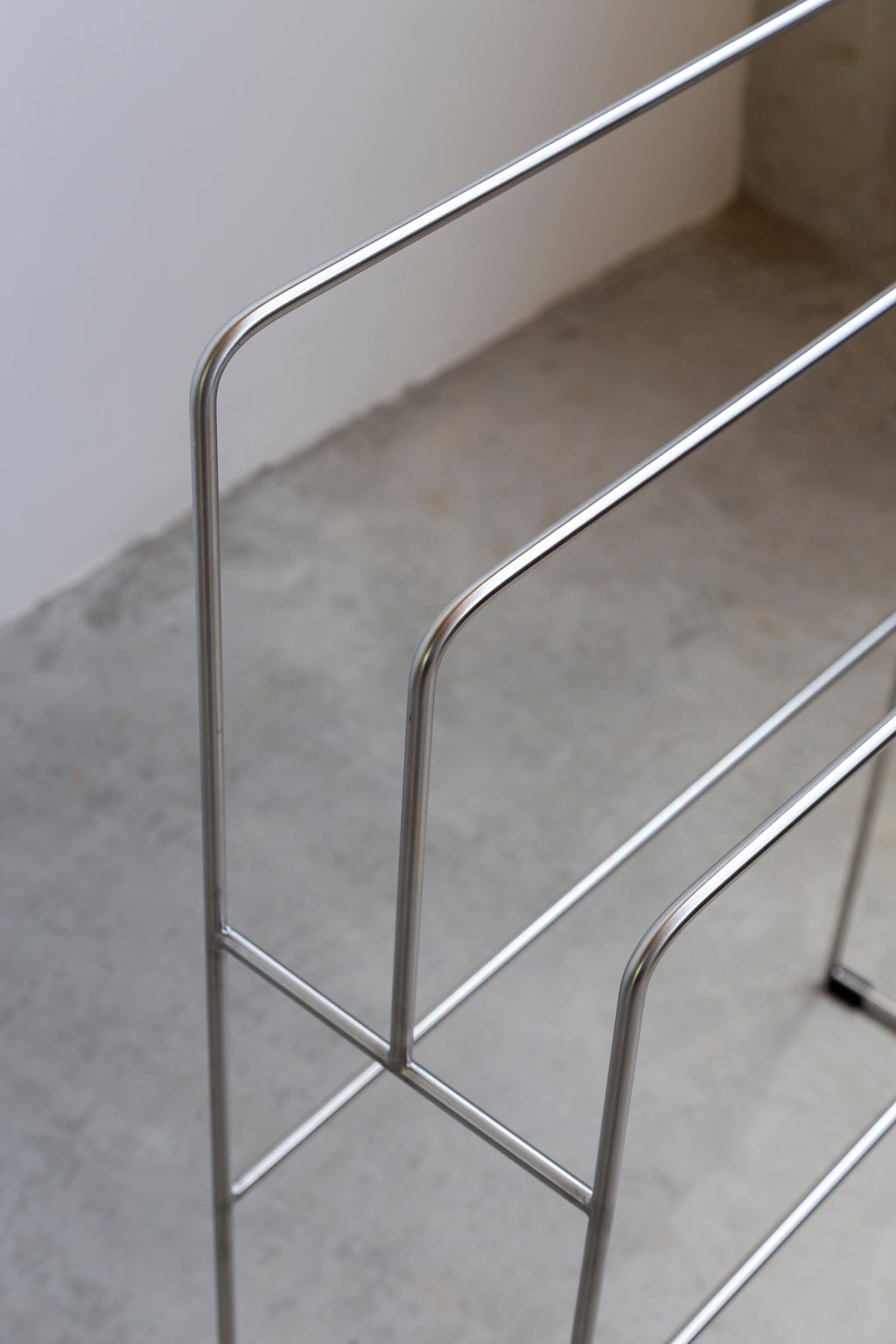 Toalheiro de Chão em Aço Inox - Toua (sob encomenda)