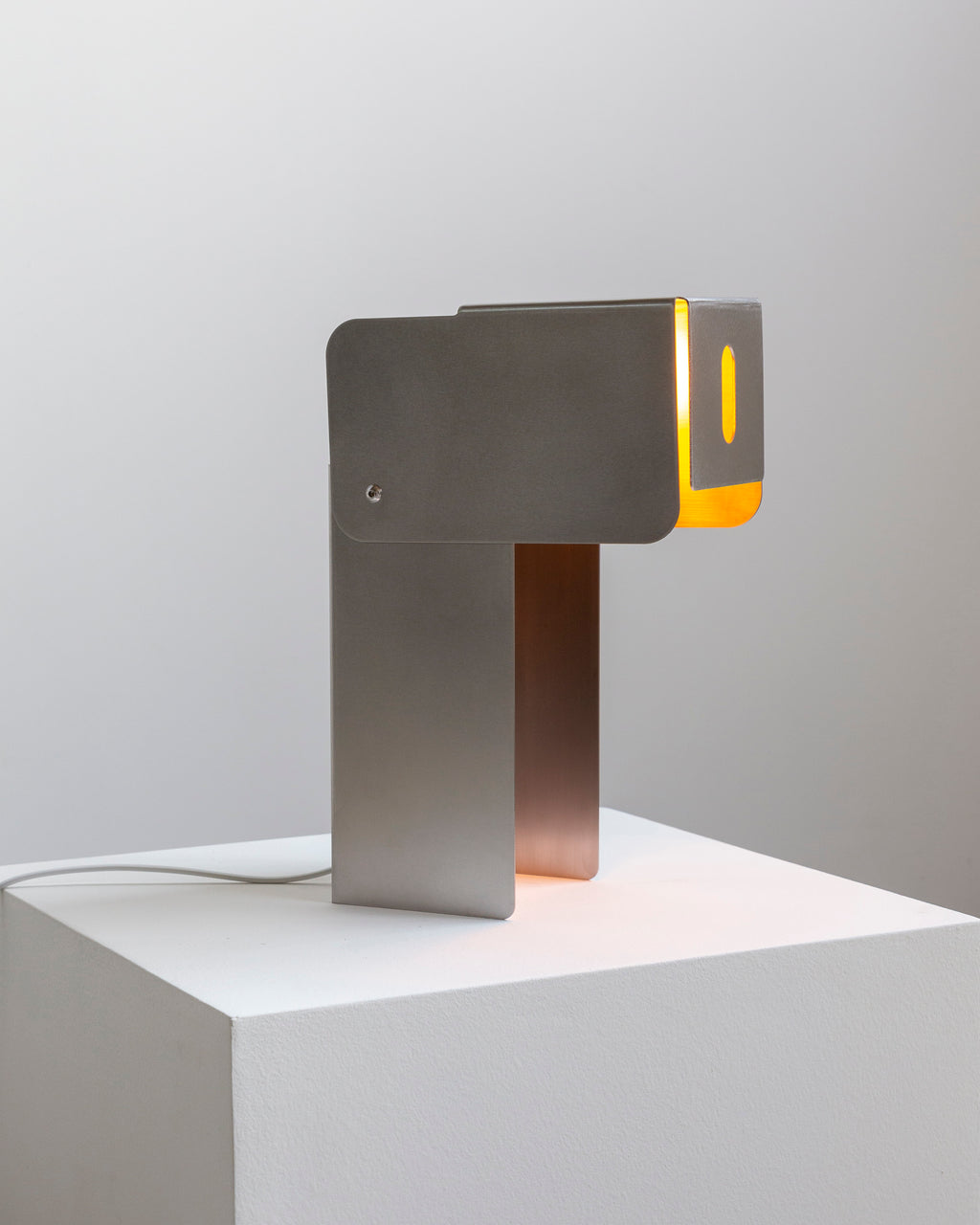 Tauri - Luminária de Mesa em Inox