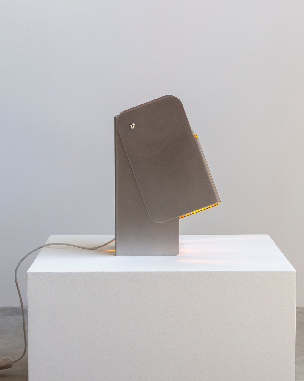 Tauri - Luminária de Mesa em Inox