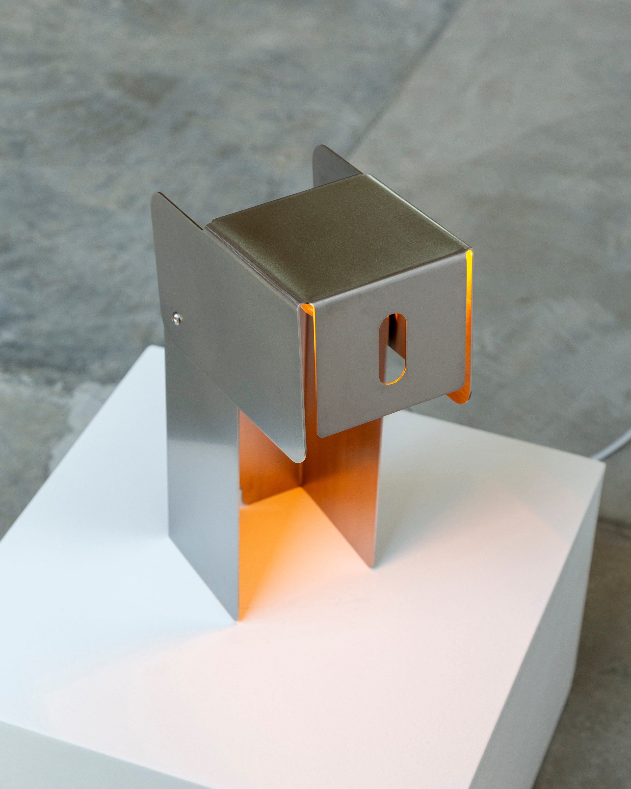 Tauri - Luminária de Mesa em Inox