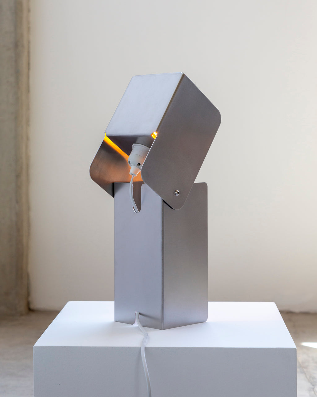 Tauri - Luminária de Mesa em Inox