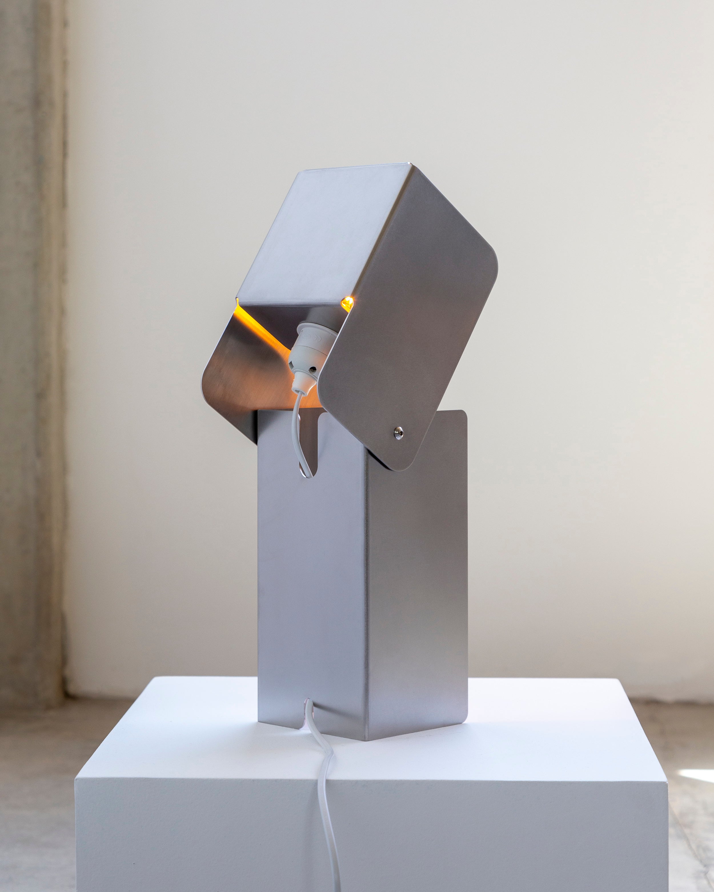 Tauri - Luminária de Mesa em Inox