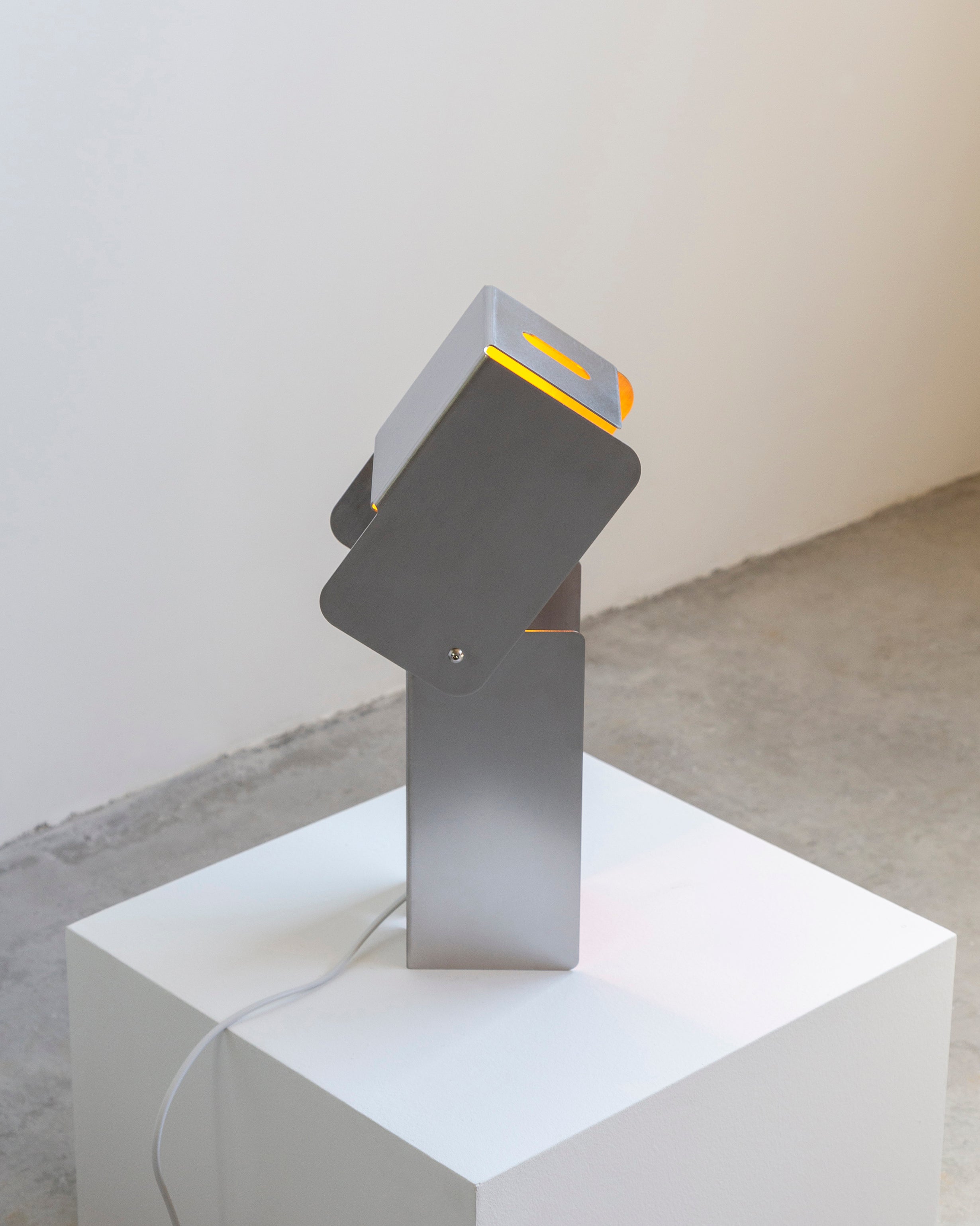 Tauri - Luminária de Mesa em Inox