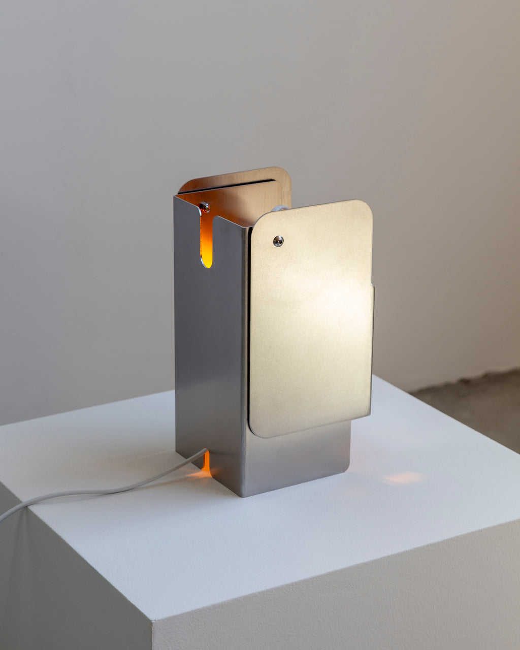 Tauri - Luminária de Mesa em Inox