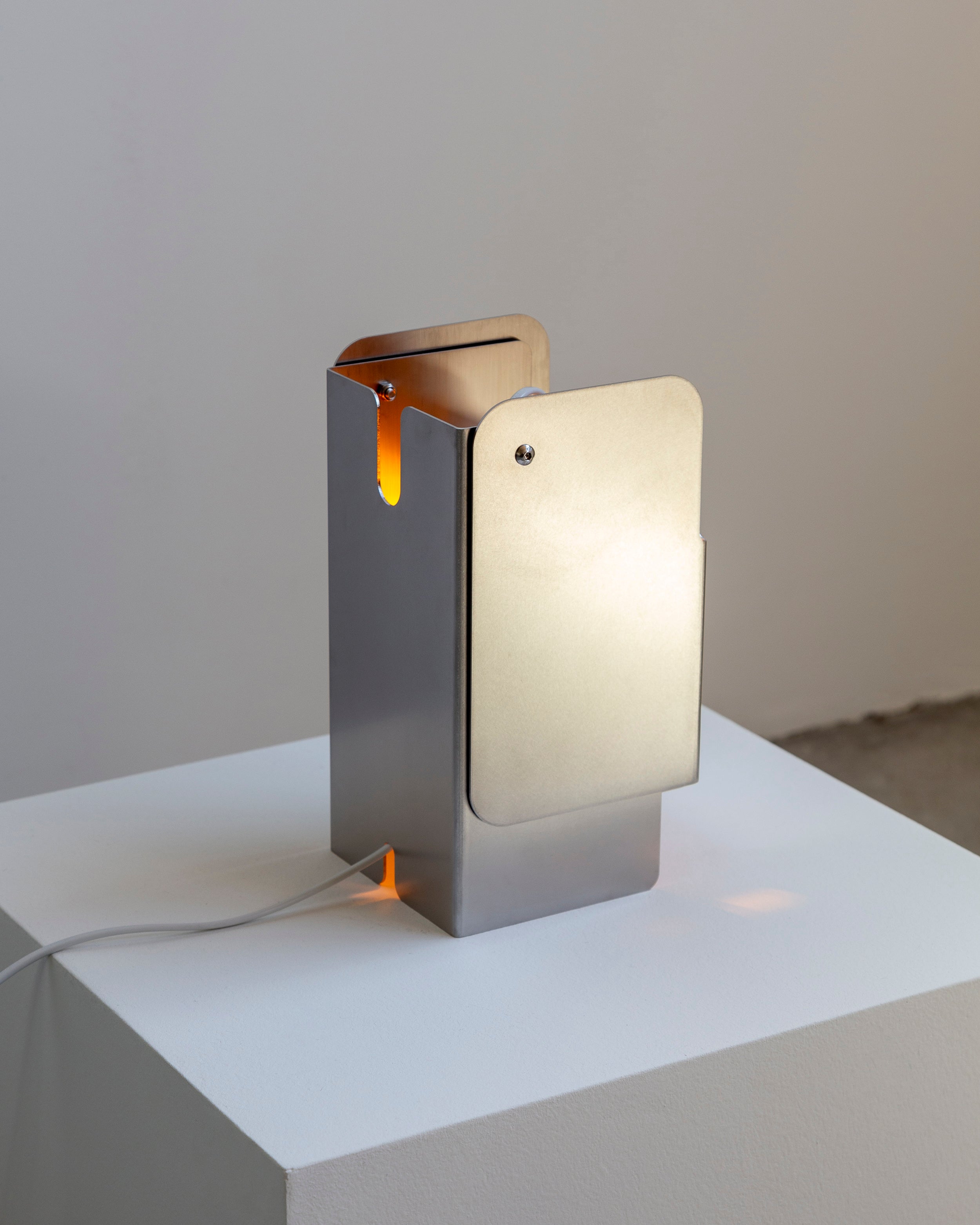 Tauri - Luminária de Mesa em Inox