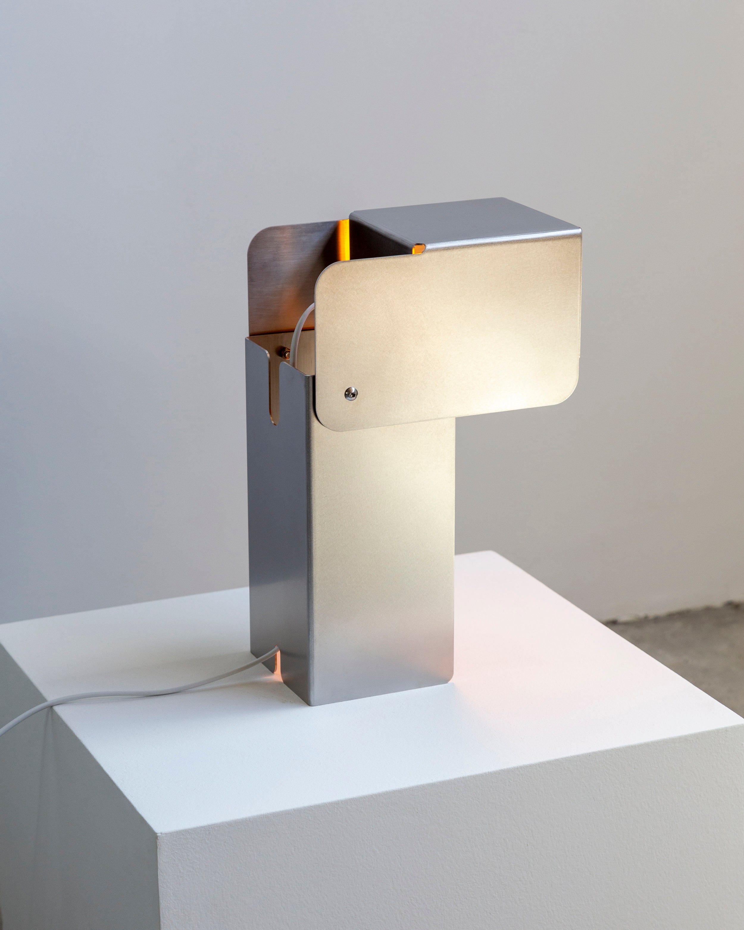 Tauri - Luminária de Mesa em Inox