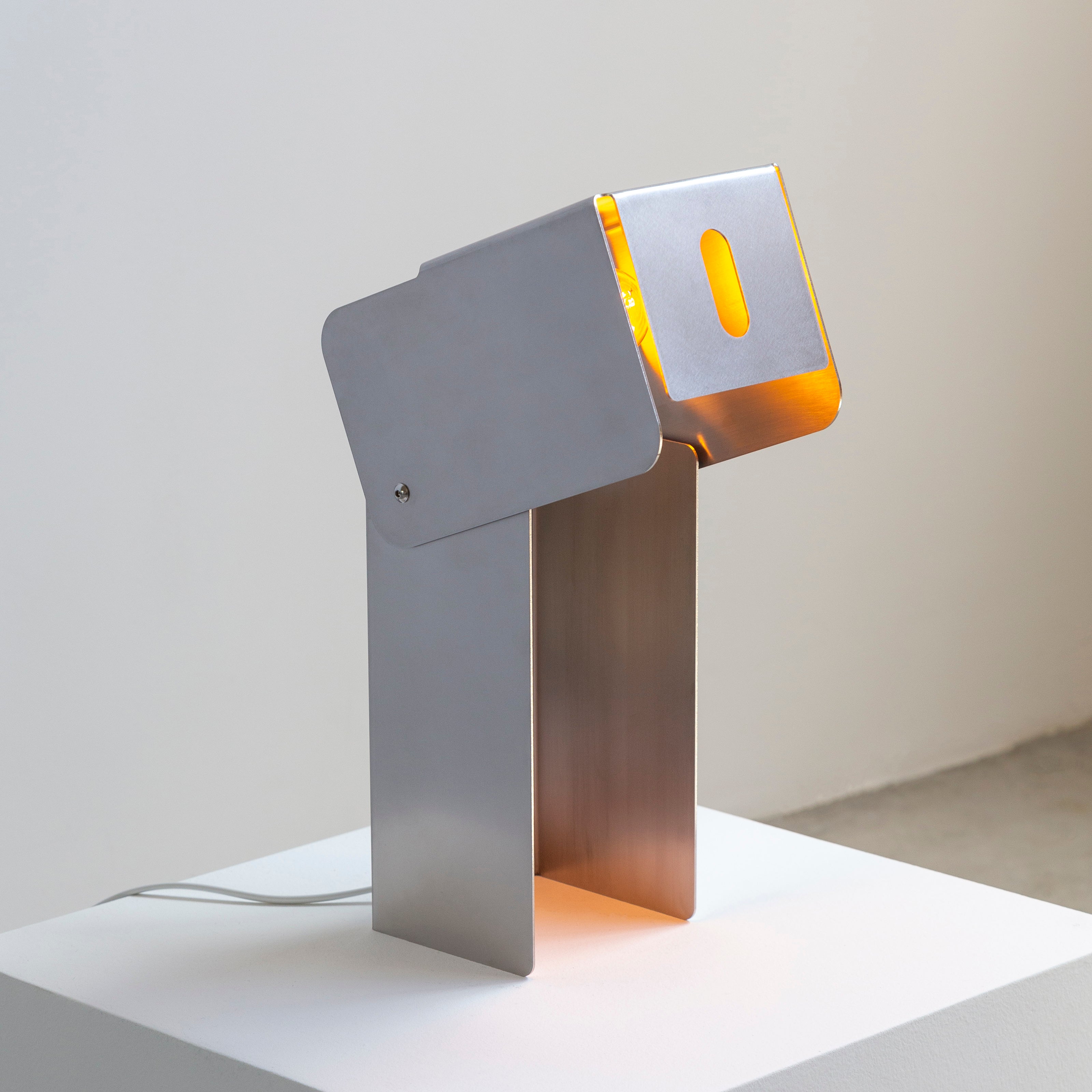 Tauri - Luminária de Mesa em Inox