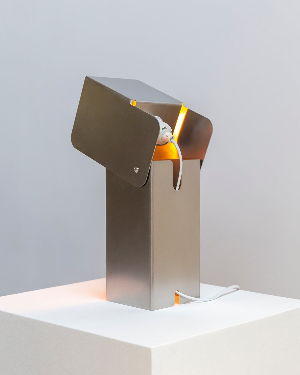 Tauri - Luminária de Mesa em Inox