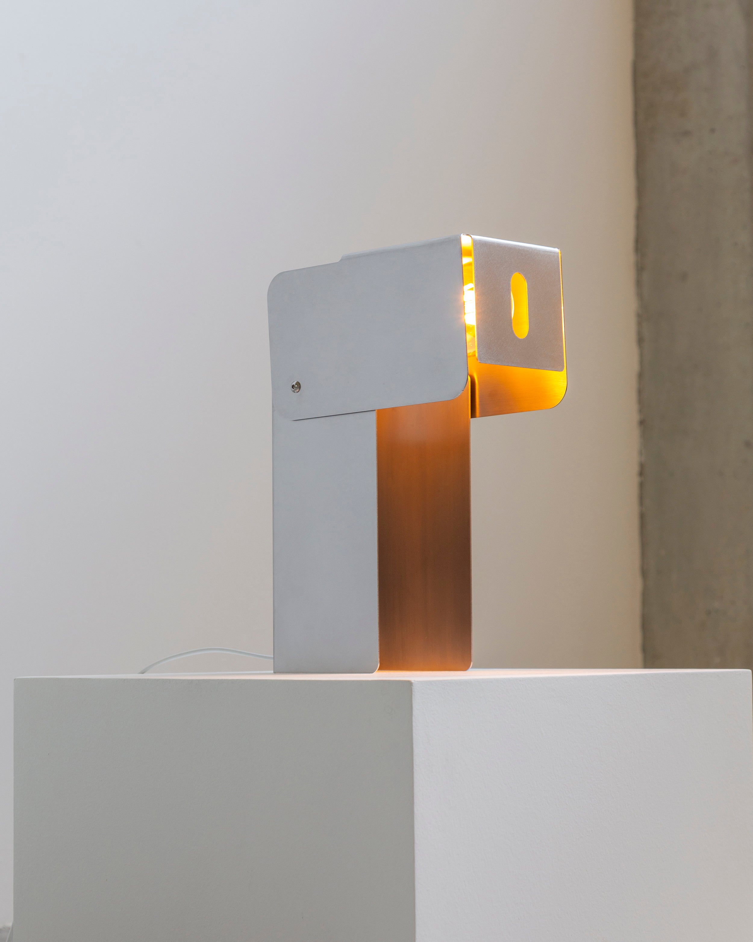 Tauri - Luminária de Mesa em Inox