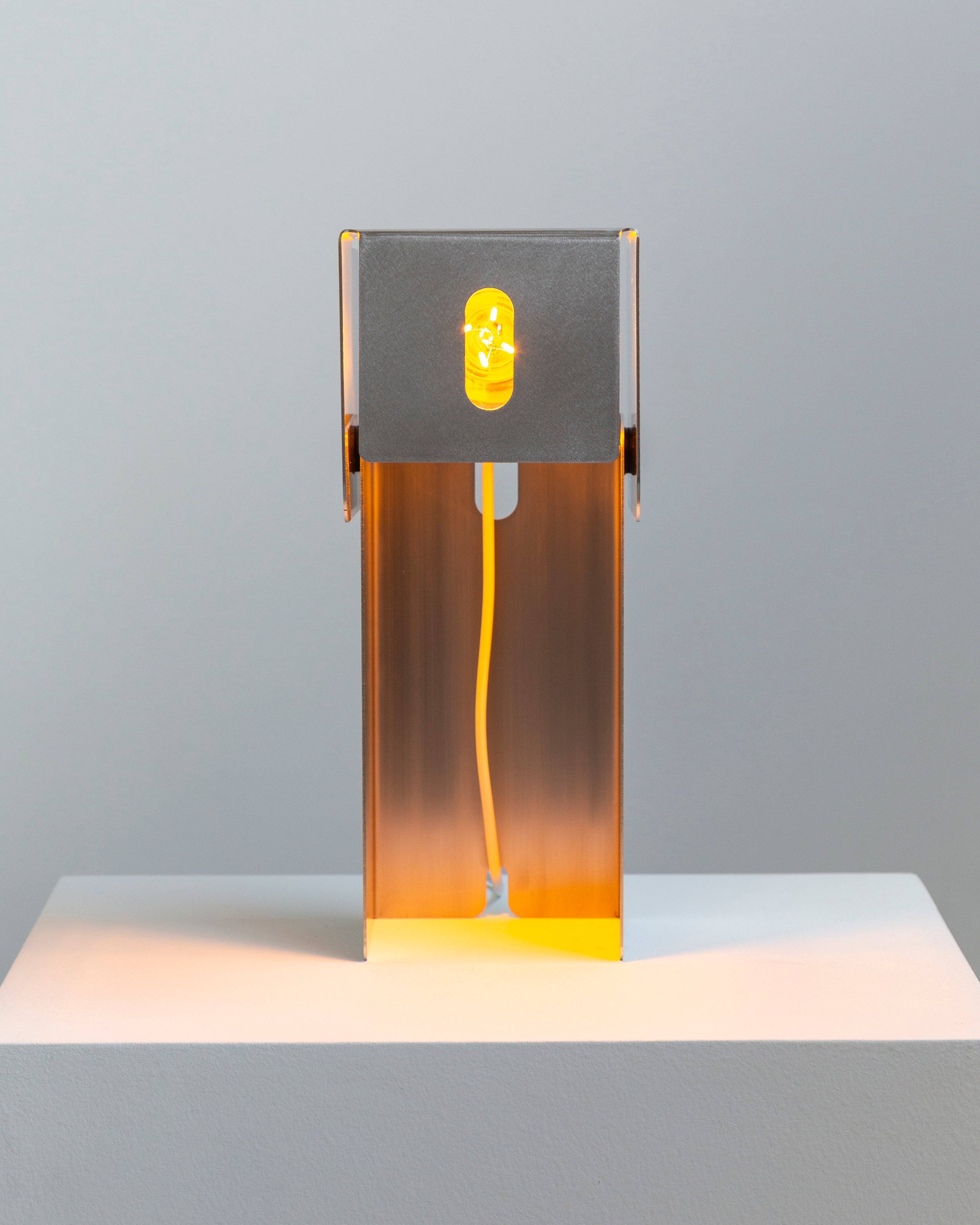 Tauri - Luminária de Mesa em Inox