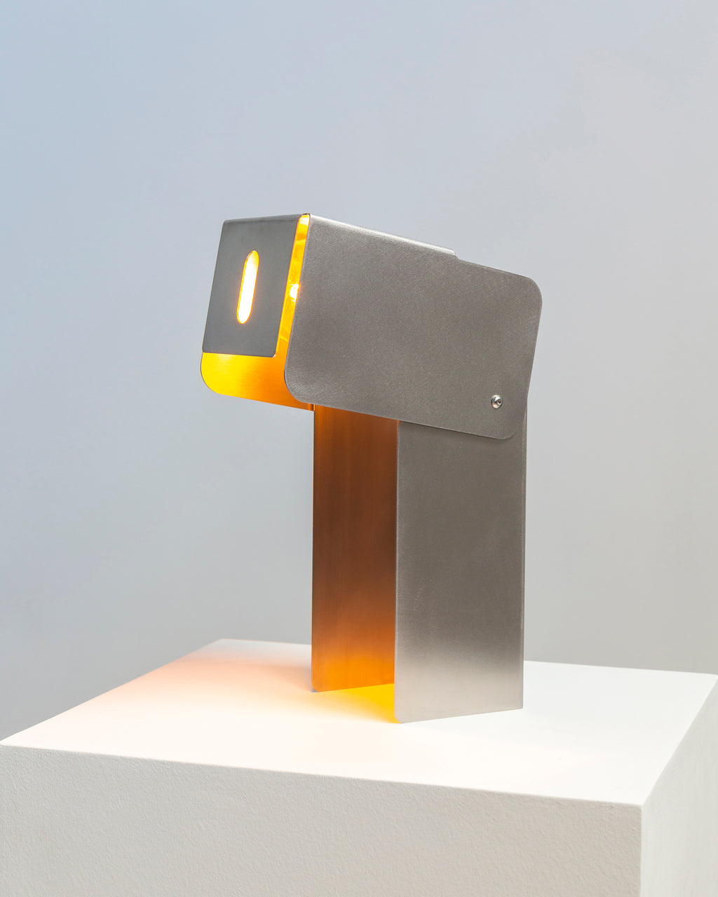 Tauri - Luminária de Mesa em Inox