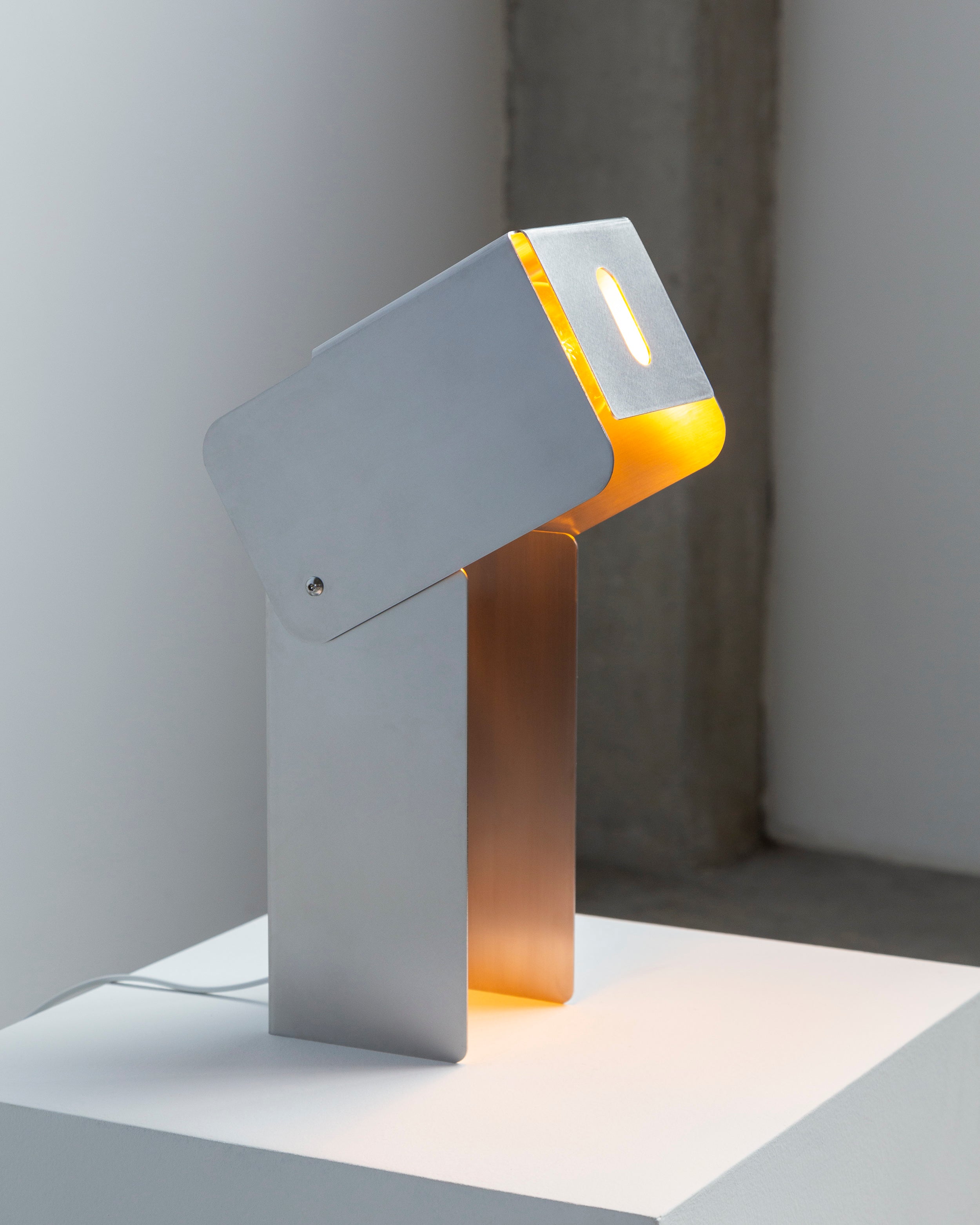 Tauri - Luminária de Mesa em Inox