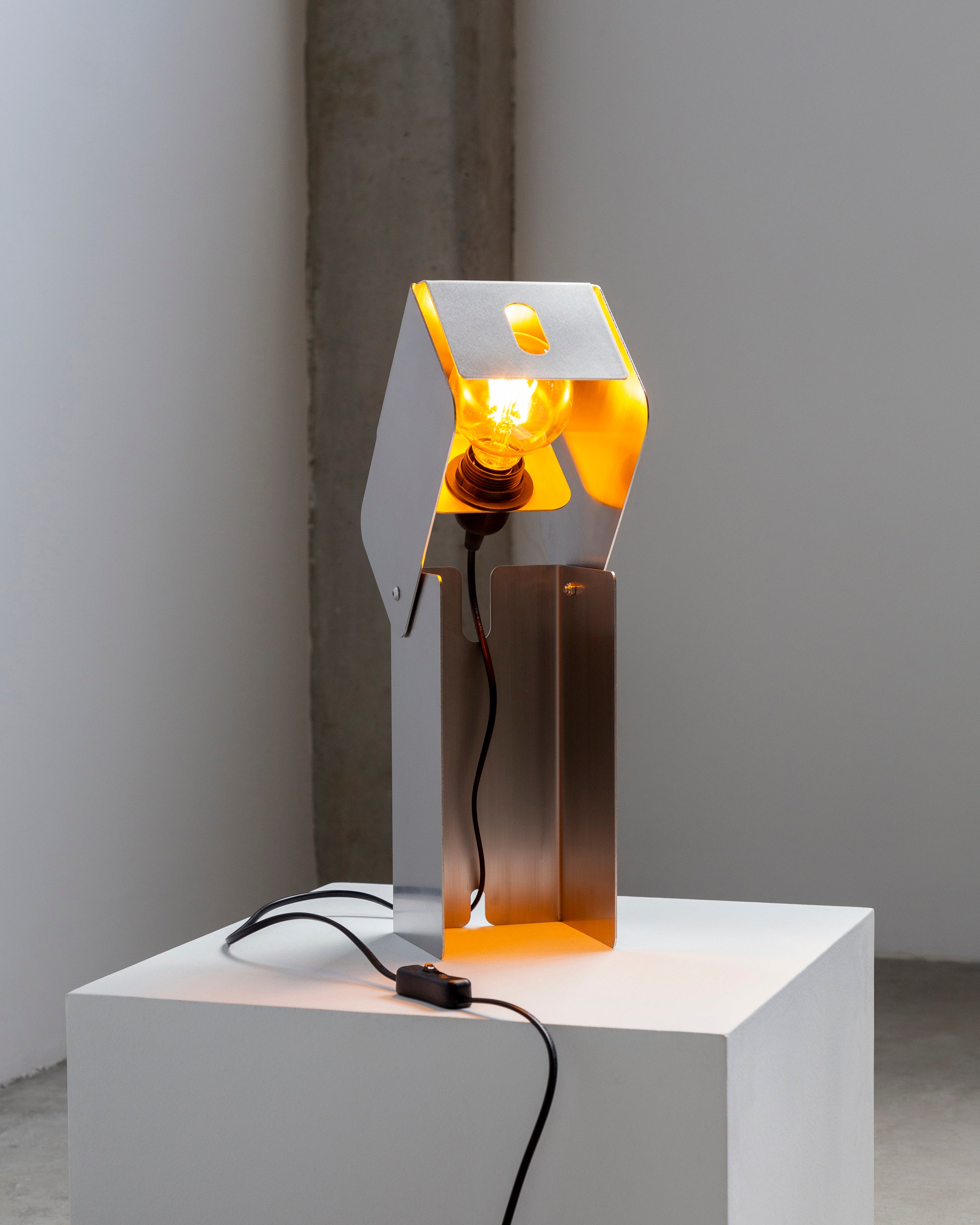 Tauri - Luminária de Mesa em Inox