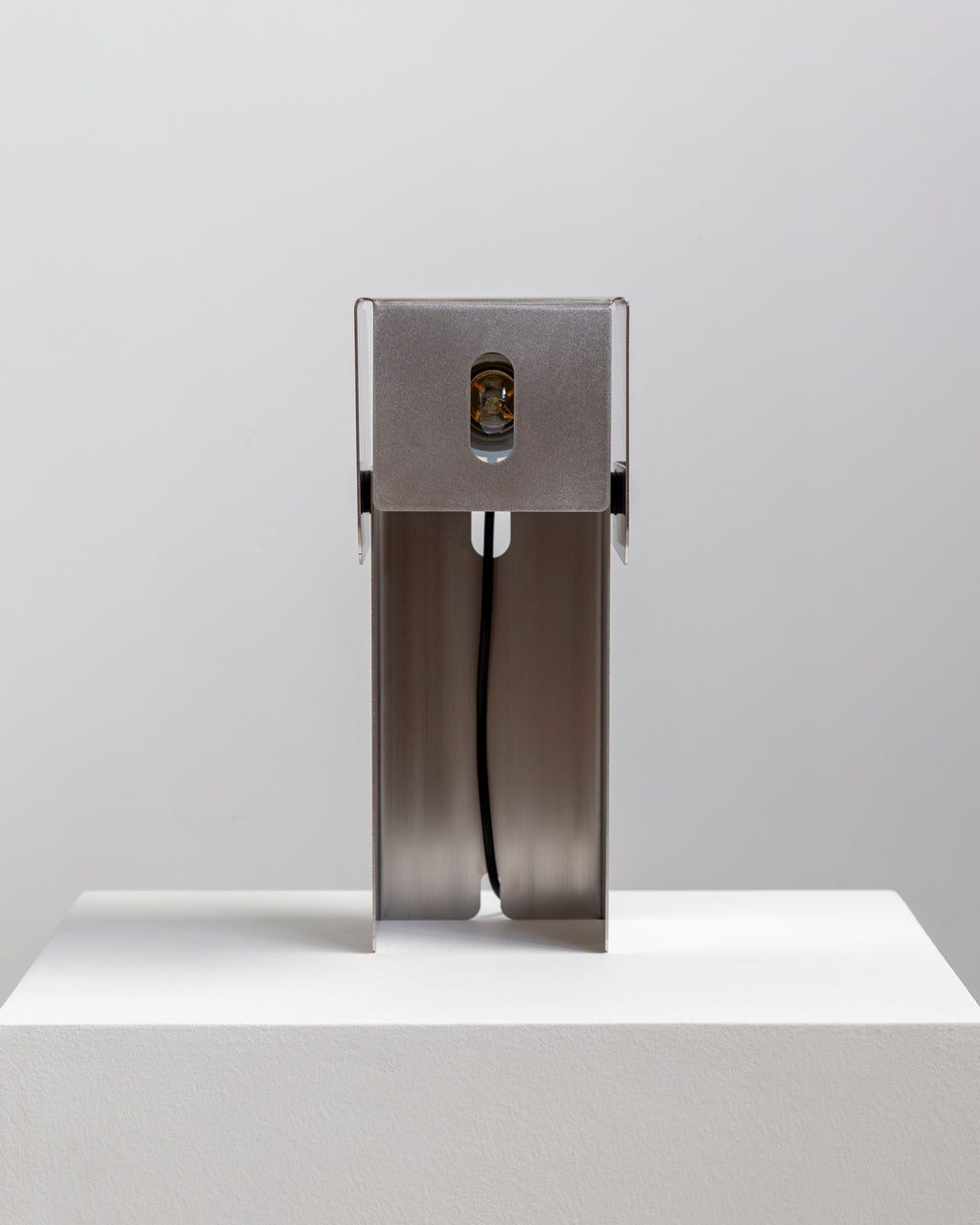 Tauri - Luminária de Mesa em Inox