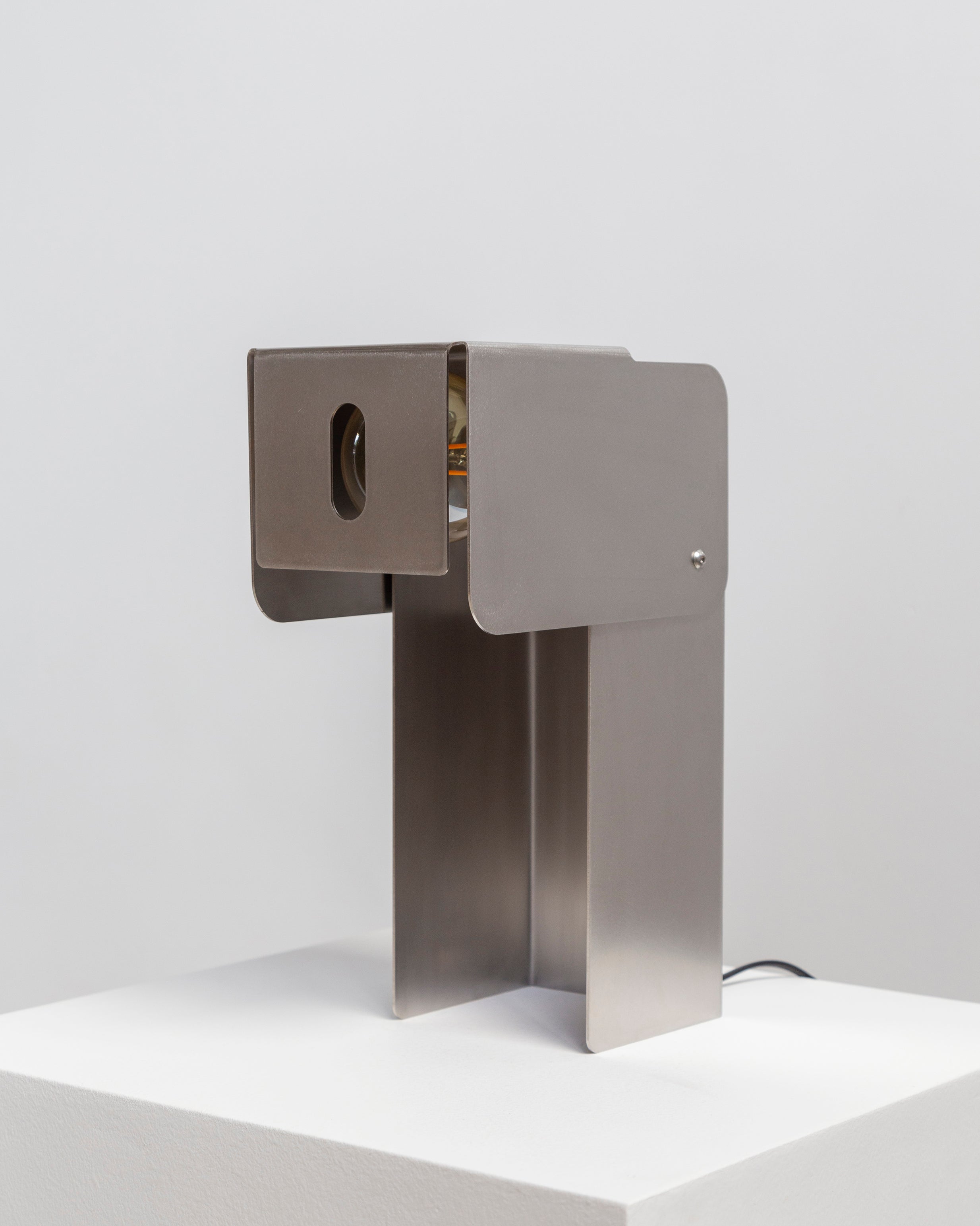 Tauri - Luminária de Mesa em Inox