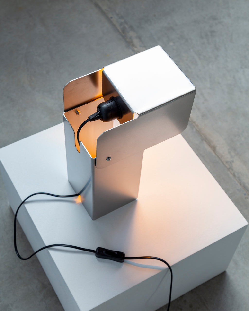 Tauri - Luminária de Mesa em Inox