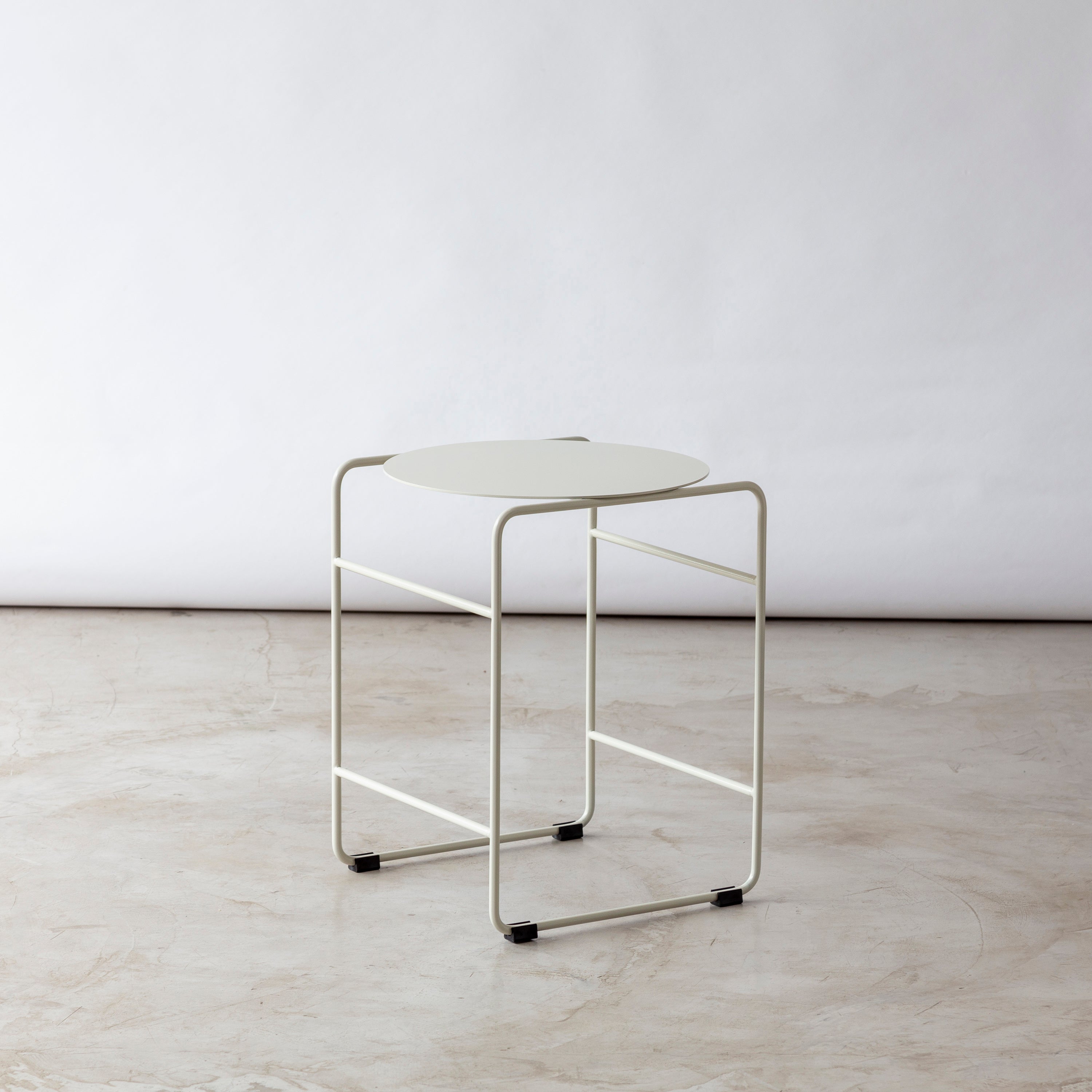 Mesa de apoio LOU - Aço Carbono / Off-white