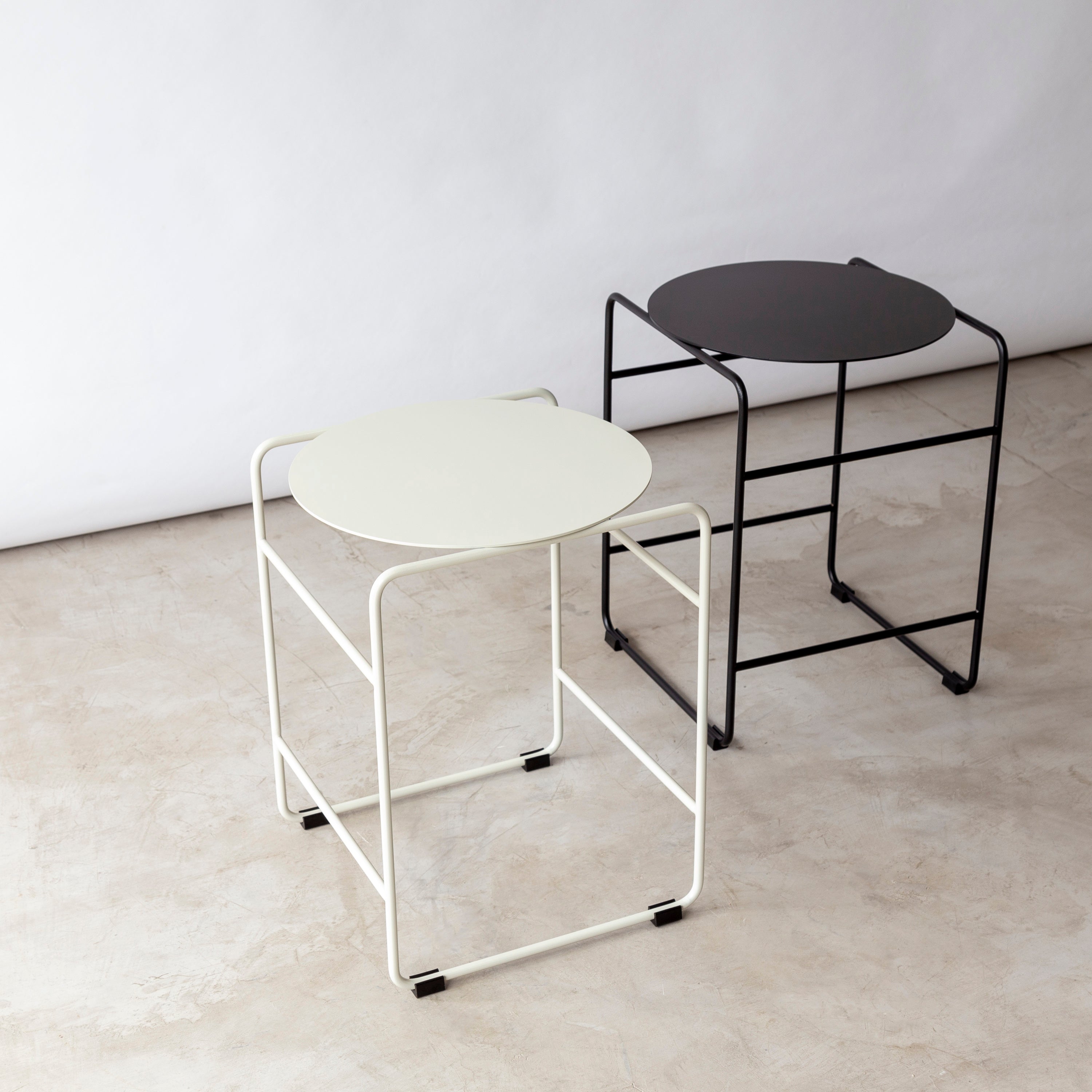 Mesa de apoio LOU - Aço Carbono / Off-white