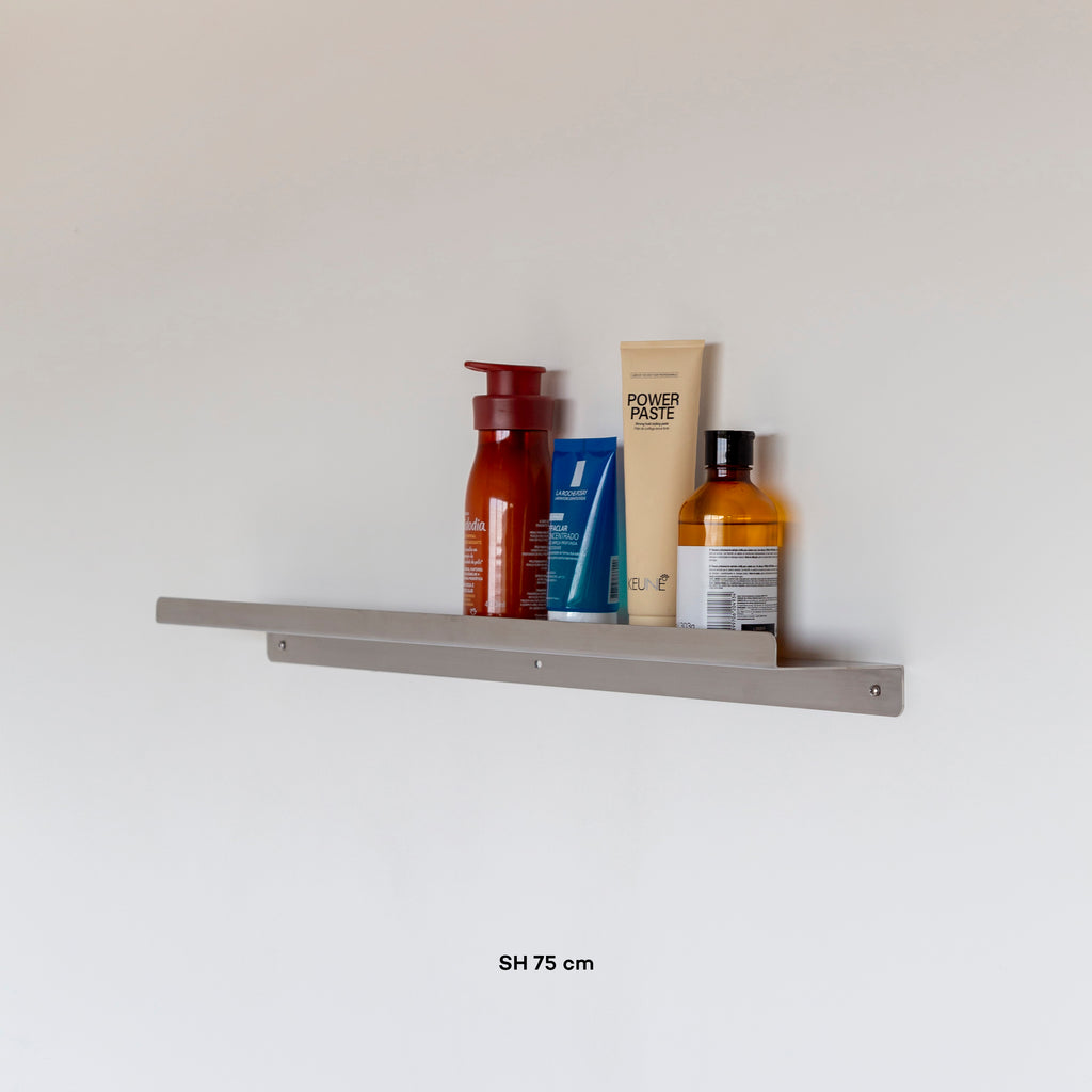 Prateleira inox 75cm em box de banheiro com shampoo