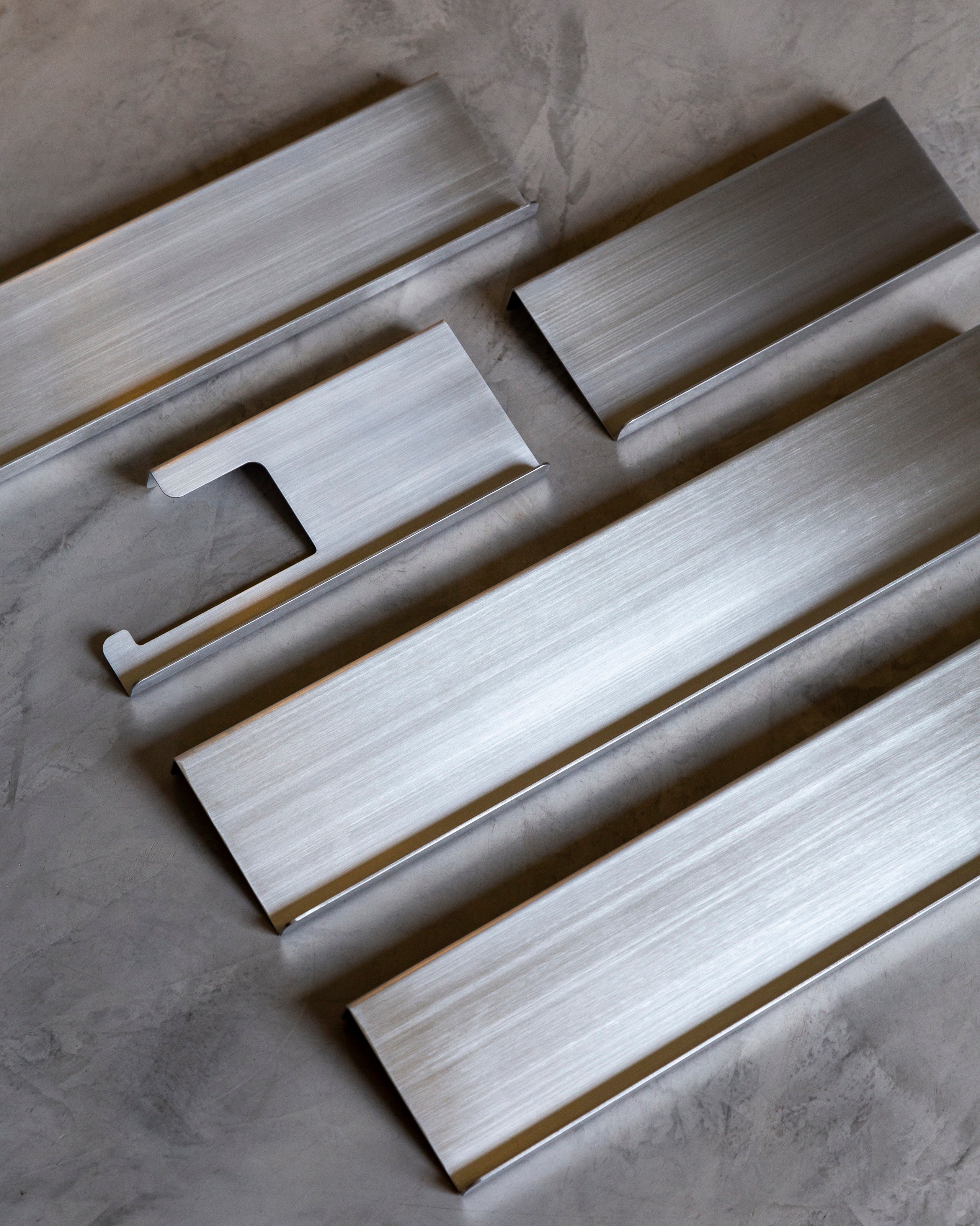 Prateleiras e acessórios em aço inox escovado para banheiro e cozinha em diversos tamanhos